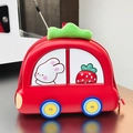 Detail van een rode EVA hardcase kinderrugzak in autovorm met groen pluche handvat - Rood