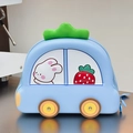 Detail van de blauwe kinderrugzak in autovorm met konijn- en aardbeipatronen - Blauw
