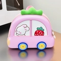 Detail van roze kinderrugzak in autovorm met aardbeien graphics en 3d-wielaccenten - Roze