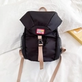 Mochila negra minimalista para niños con correas en contraste y detalle de logotipo - Negro