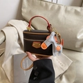 Mini sac à main fille marron café avec motif litchi, breloque cheval et poignée top - Café Avec Pendentif