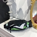Detail der wasserdichten Kinder-Brusttasche mit Blitzmuster und FASHION-Etikett - Grün Geblümt