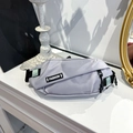 Detail der Fashion-Aufschrift und Kordelzug an der hellgrauen Kinder-Brusttasche - Grau