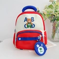 Dettaglio dello zaino per bambini con stampa orso cartone animato e pannelli rosso bianco blu - Rosso