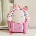 Détail du sac à dos pour enfants en forme de cupcake rose avec pendentif fraise - Backpack / Rose