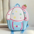 Détail d'un sac à dos enfant en forme de cupcake avec pois colorés et charm fraise - Backpack / Bleu