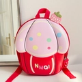 Détail d'un sac à dos enfant en forme de cupcake avec pois colorés et fraise 3D - Backpack / Rouge