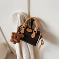 Mini borsa Boston marrone per bambina con finiture a contrasto e ciondolo orsetto di peluche - con portachiavi / Caffè