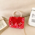 Borsa rossa festiva per bambina con ricamo, manico di perle e grande fiocco decorativo - Ricamo Rosso