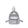 Silberner Mini-Rucksack für Damen mit gewebter Kunstlederstruktur und Metallic-Finish - Silber