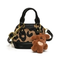 Mini sac coquille léopard pour filles avec breloque ours et poignées en cuir noir - Motif Léopard Avec Pendentif