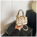 Mini sac coquille crème avec imprimé ours et détails dorés porté à la main - Sac Nu Blanc