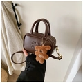 Mini sac bowling pour enfant en cuir mat marron avec lettres embossées et breloque ourson - Avec Pendentif / Marron