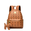 Détail d'un sac à dos en cuir PU marron avec motif ours et breloque chien - Sac Seul / Moyen / Jaune