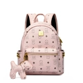Détail du sac à dos rose à motif d'ours avec texture grainée et clous dorés - Sac Seul / Moyen / Rose