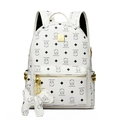 Détail d'un sac à dos en cuir blanc avec imprimé ours et plaque logo dorée brillante - Sac Seul / Grand / Blanc