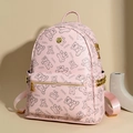 Détail du sac à dos en cuir rose avec imprimé ours cartoon et accents de rivets dorés - Rose (Sac Nu)