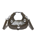 Olivgrüne Halbmond-Handtasche mit silbernen Nieten und glänzendem Lack-Finish - Grün
