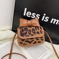 Modische Mini-Umhängetasche für Mädchen mit Leopardenmuster und großer brauner Lederschleife - Braun (Mit Schmetterlingsdekoration)