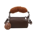 Sac cylindre en similicuir marron pour fille avec poignée peluche et pendentif biscuit - Marron