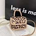 Mini-Umhängetasche für Kinder mit Leopardenmuster und beigen Kunstledergriffen - Khaki (Ohne Schmetterlingsdekoration)