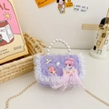 Lavendelfarbene Mini-Tasche mit Perlengriff, lila Netzstoff und goldener Kette - Lila Stil Rechtes Mädchen