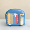 Detailansicht des niedlichen blauen Retro-TV-Kinderrucksacks mit bunten grafischen Elementen - Blau