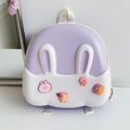 Detail von 3D-Hasenohren und Anhängern an lila EVA-Hartschalen-Rucksack für Kinder - Lila