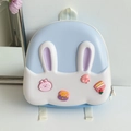Detail van blauwe konijn rugzak met 3D DIY bedeltjes en waterbestendig EVA materiaal voor kids - Blauw