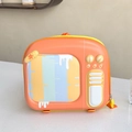 Makroansicht des retro-orangen TV-Hartschalenrucksacks für Kinder mit buntem Bildschirm - Orange