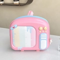 Detail eines Retro-TV-Kinderrucksacks mit bunten Streifen und Herz-Aufkleber-Design - Rosa