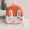 Detail des niedlichen Hasenrucksacks mit EVA-Hartschale und 3D-Cartoon-Anhängern auf Orange - Orange