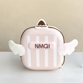 Détail d'un sac à dos rose à coque rigide avec ailes pailletées et design de lettre NMQI - Rose Lotus