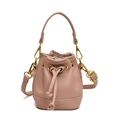 Sac seau rose à cordon en cuir grainé avec des finitions en métal doré - Rose