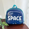 Detalle de la mochila rígida azul para niños con cohete espacial y texto SPACE - Azul oscuro