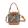 Mini sac seau pour fille en denim bleu avec garniture en cuir marron et cordon - Bleu