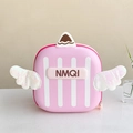 Détail du sac à dos rose pour enfant avec ailes à paillettes et logo NMQI mignon - Rose