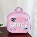 Detalle de mochila rígida rosa para niños con letras SPACE y motivos de cohetes espaciales - Rosa