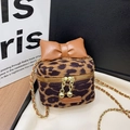 Stijlvolle luipaardprint mini-kettingtas voor kinderen met bruine strik en goud - Bruine Strik Tas