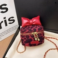 Kindertas met luipaardprint, grote rode strik en gouden kettingriem op geschenkdoos - Rode Strik Tas