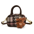 Mini borsa a scacchi rosa per bambini con manici in pelle marrone e ciondolo a orsetto - Quadri Rosa con Ciondolo