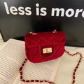 Mini sac bandoulière en velours rouge matelassé pour fille avec chaîne dorée - Serrure Carrée Rouge