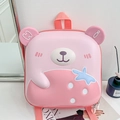 Dettaglio zainetto rosa per bambini con orsetto 3D e design a guscio rigido a fragole - Rosa