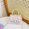 Bolso bandolera rosa para niña con bordado floral y asa de perlas blancas - Patrón Floral Rosa