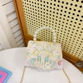 Minibolso rosa para niña con bordado de mariposa amarilla y asa de perlas - Patrón Blanco