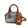Retro-Jeanshandtasche mit braunem Lederbesatz und süßem Plüschbär-Anhänger auf weißem Grund - Mit Anhänger / Denim-Blau