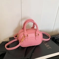Rosa Mini-Bowlingtasche aus Kunstleder mit Bärenanhänger und Goldbeschlägen - Nur Tasche / Fuchsia