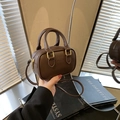 Kinder-Mini-Bowlingtasche aus dunkelbraunem Mattleder mit Bärchenanhänger und Griffen - Nur Tasche / Braun