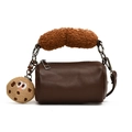 Mini bolso cilíndrico marrón oscuro con asas de felpa y un tierno colgante de galleta - Marrón