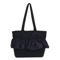 Minimalistische schwarze Nylon-Beuteltasche mit großen Rüschen und langen Schultergurten - Schwarz